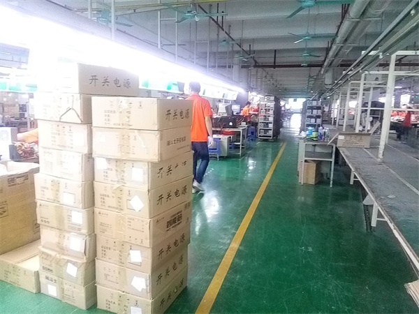 江蘇-紙箱側面貼標使用現場
